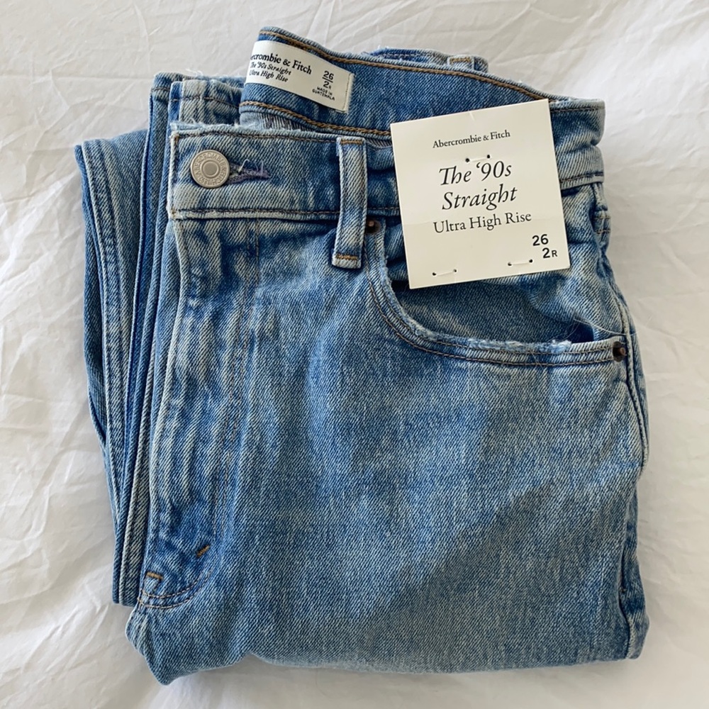 A&F Ultra High Rise 90s Straight Jean in Light Wash w/ Split Hem size 26 regular